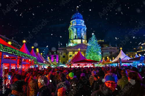 Fototapeta Naklejka Na Ścianę i Meble -  Weihnachtsmarkt am Gendarmenmarkt Berlin 2019