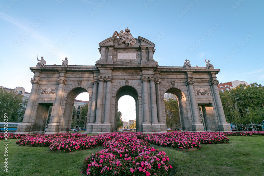 Obraz premium The Alcala Door (Puerta de Alcala). It was the entrance of the people coming from France, Aragon, and Catalunia. Landmark of Madrid, Spain