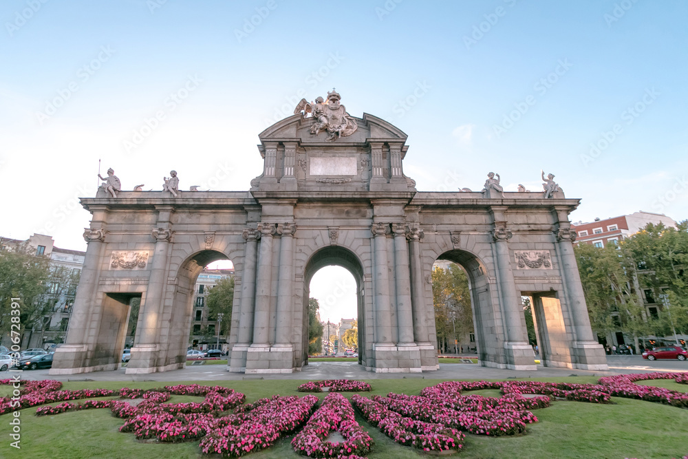 Obraz premium The Alcala Door (Puerta de Alcala). It was the entrance of the people coming from France, Aragon, and Catalunia. Landmark of Madrid, Spain