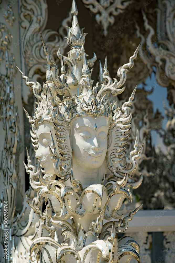 Engelstatue beim weißen Tempel in Chiang Rai