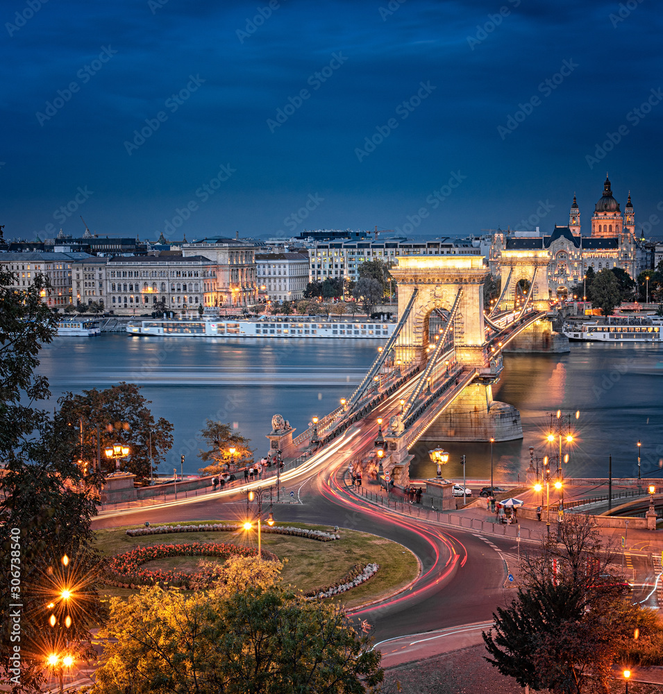 Fototapeta premium Widok na słynny Most Łańcuchowy w Budapeszcie o zachodzie słońca.