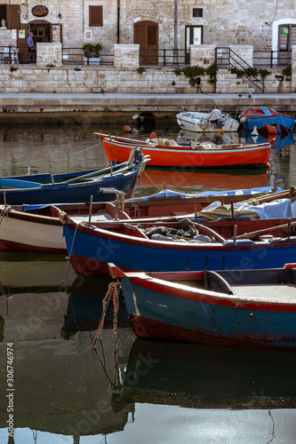vista delle barche da pesca al porto sul mare Adriatico
