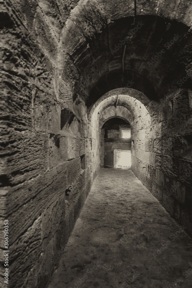 corridoio interno in pietra del antico castello medievale