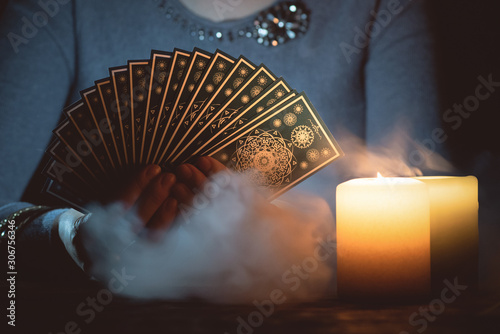Cuadro en lienzo Fortune teller with tarot cards in hands close up