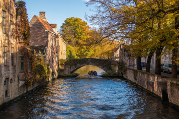Fototapete Brügge Historische Häuser am Fluss in Brügge  © Mateusz