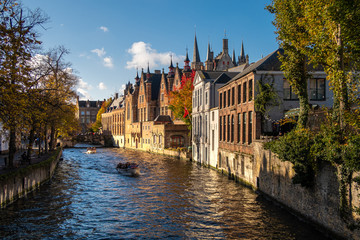 Fototapete Brügge Gebäude entlang des Flusses in Brügge  © Mateusz