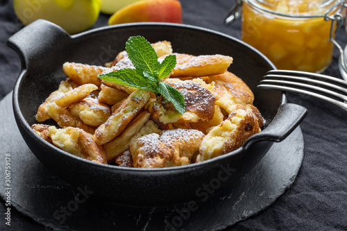 Kaiserschmarrn mit Apfelkompott in einer schwarzen Schüssel
