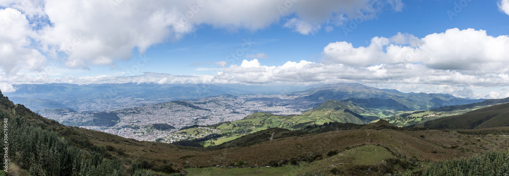 Panorama de Quito depuis le volcan Pichincha, Équateur