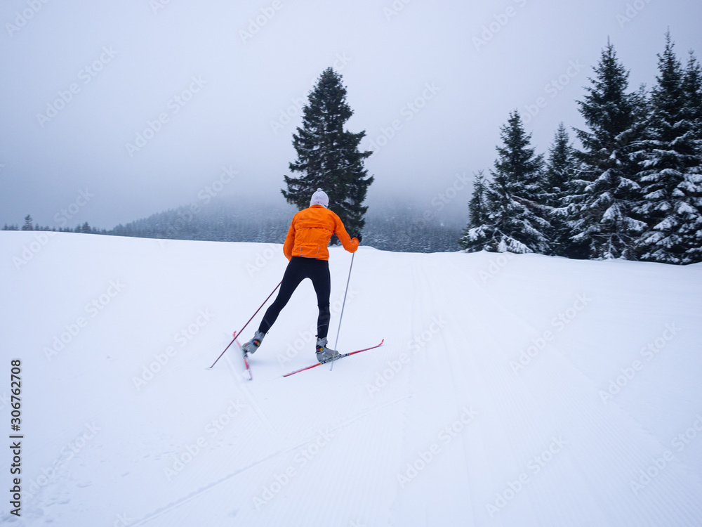 Langläufer in orange läuft in Winterlandschaft Ski. Rennsteig. Thüringer Wald Langläufer in orange läuft in Winterlandschaft Ski. Rennsteig. Thüringer Wald