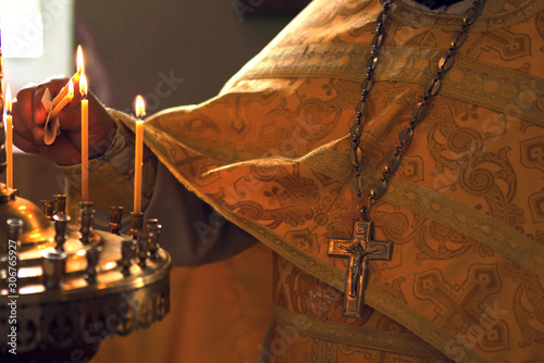 Cuadro en lienzo burning candle in his hand, a prayer in the church