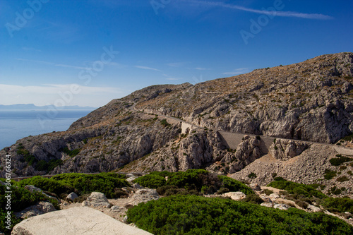 Straße die durch die Berge führt mit einem Blick auf Meer in Spanien