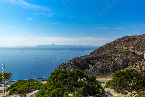 Straße die durch die Berge führt mit einem Blick auf Meer in Spanien