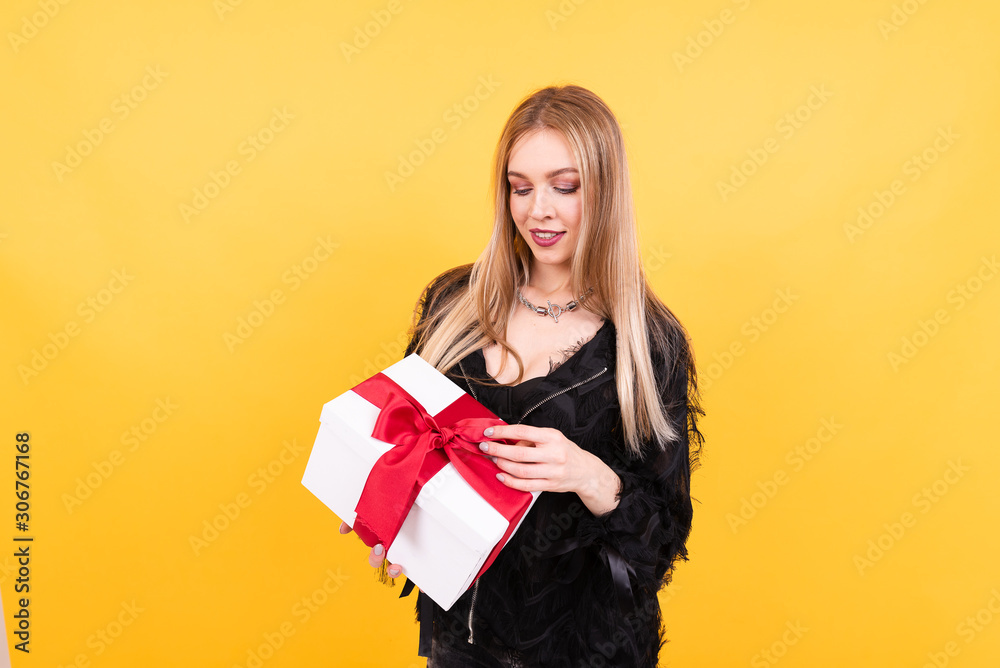 Fototapeta premium portrait of beautiful smiling girl with gift box