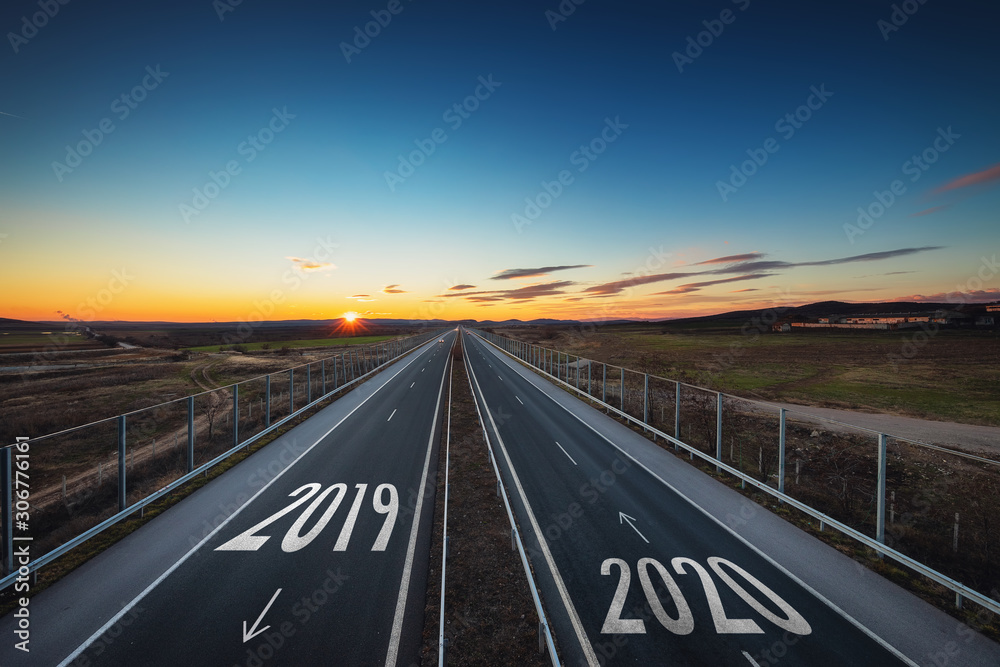 Fototapeta premium Jazda po otwartej drodze w piękny słoneczny dzień od 2019 do nowego roku 2020 Widok z lotu ptaka