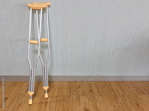 The crutches that support the people cannot move their legs or upper body, lean on the wall.