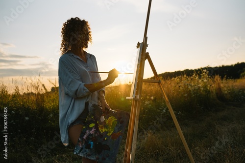 Canvas Print Pretty woman is painting
