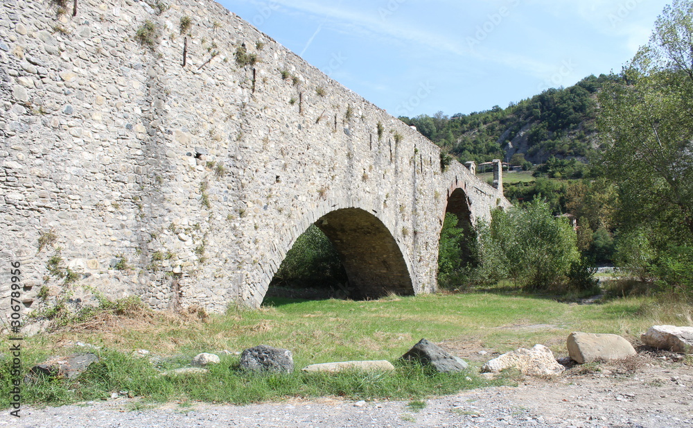 Ponte medievale sul fiume nella città di Bobbio