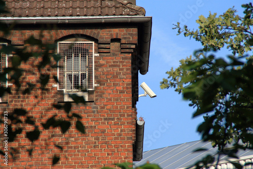 Vergittertes Fenster einer Gefängnisszelle photo