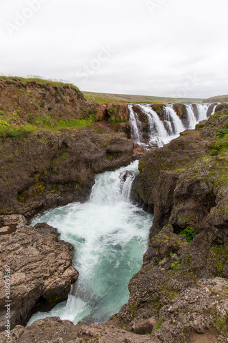 Fluss durchbricht Fels