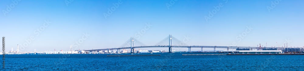 (神奈川県ｰ風景パノラマ)青空の下の横浜ベイブリッジ１