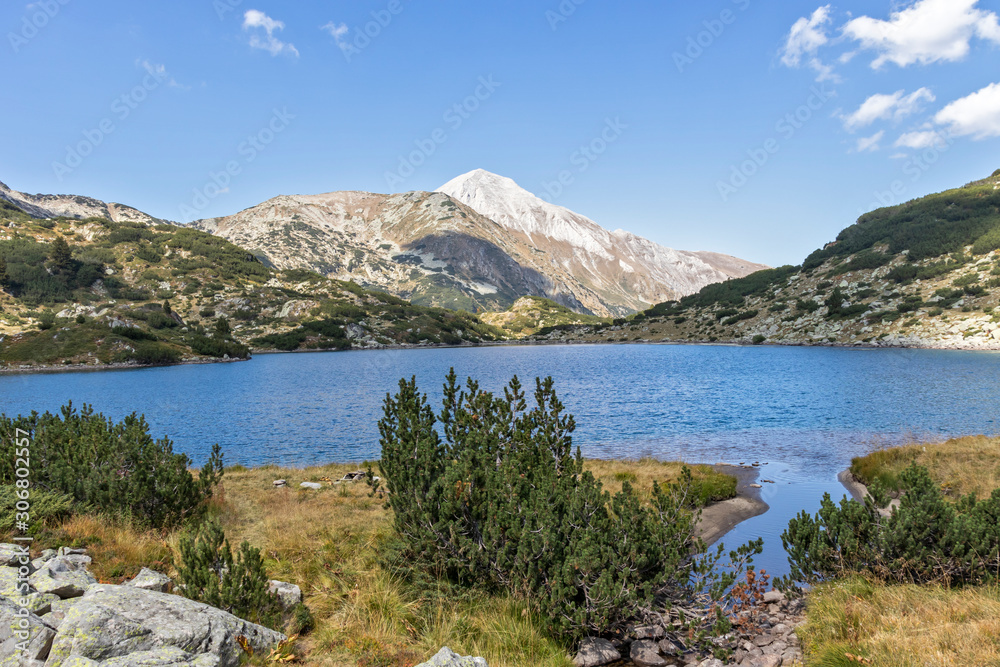 Obraz premium Fish Banderitsa lake and Vihren Peak, Pirin Mountain, Bulgaria