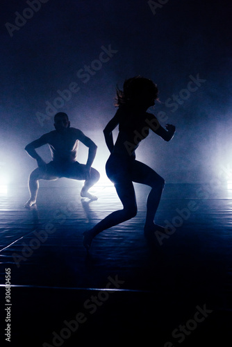 Modern style dancers © qunica.com