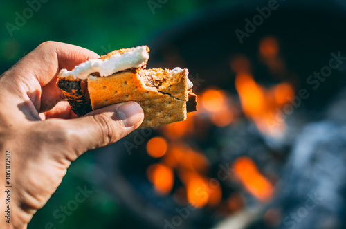 Quadro su tela Having a s'more over the fire in the summer