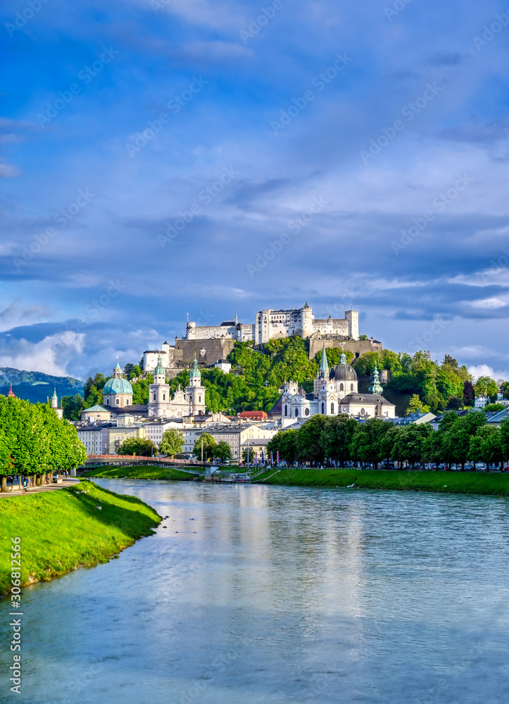 Naklejka premium Widok na austriackie miasto Salzburg nad rzeką Salzach.
