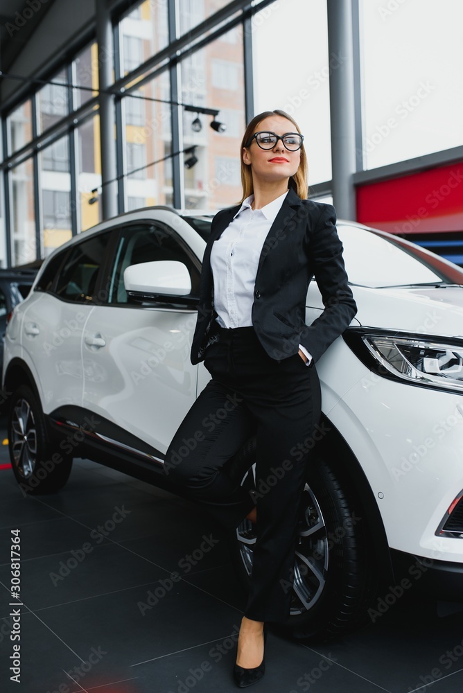 Fototapeta premium business woman buys a car at a car dealership
