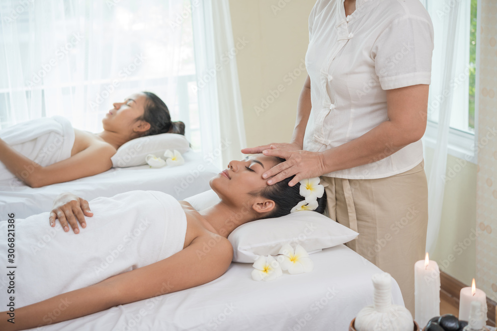 Obraz premium young woman getting spa treatment at beauty salon. spa face massage. facial beauty treatment. spa salon.