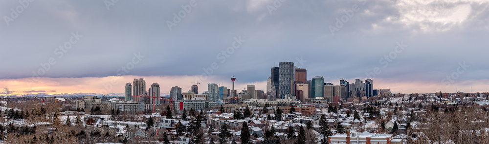 Obraz premium Panoramic of Calgary's skyline on a cold winter evening.