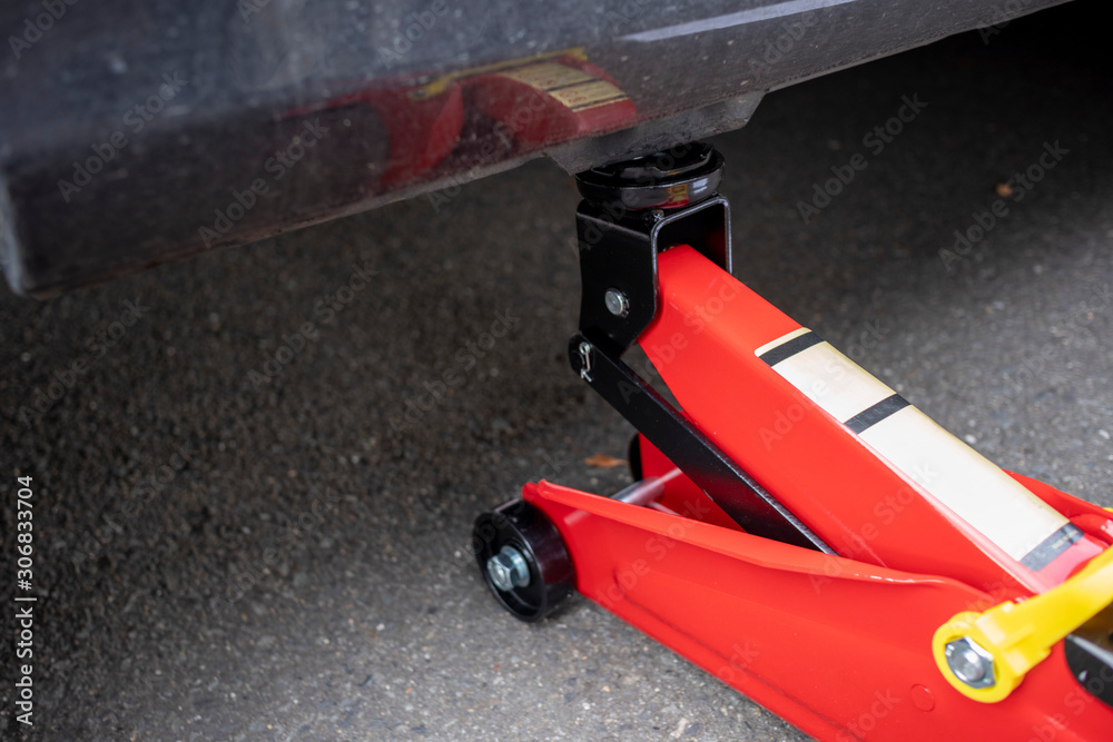 Fototapeta premium Jack up a car images_3716