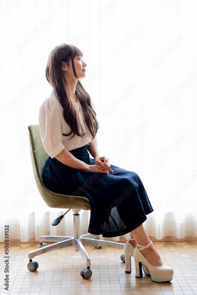 椅子に座る女性 Stock Photo Adobe Stock