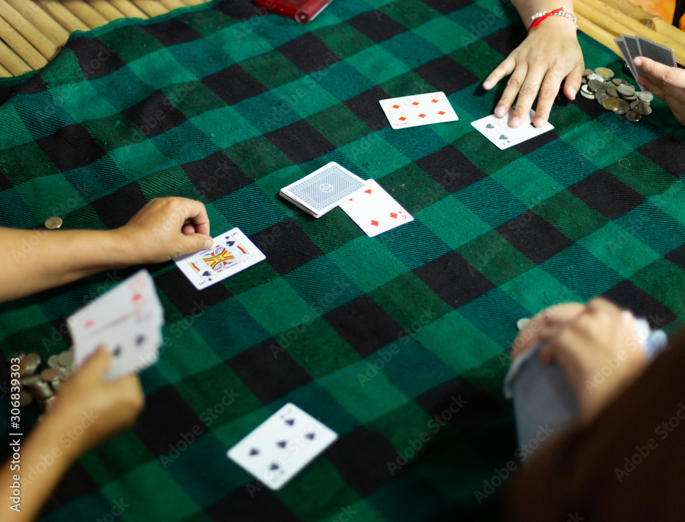 Obraz premium People playing card and paying coin