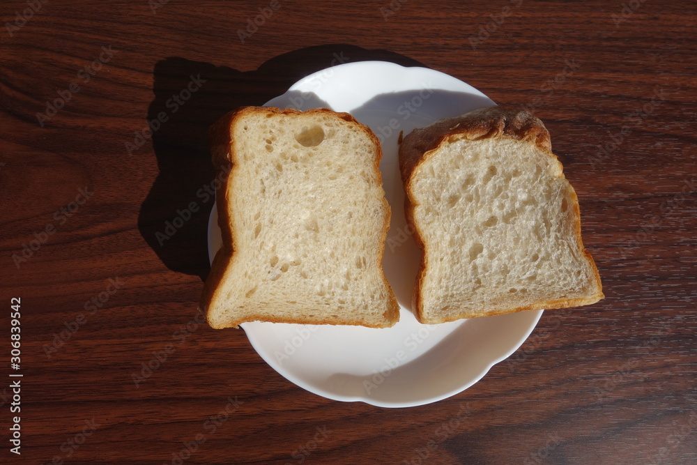 皿の上の食パン 皿の上の食パン