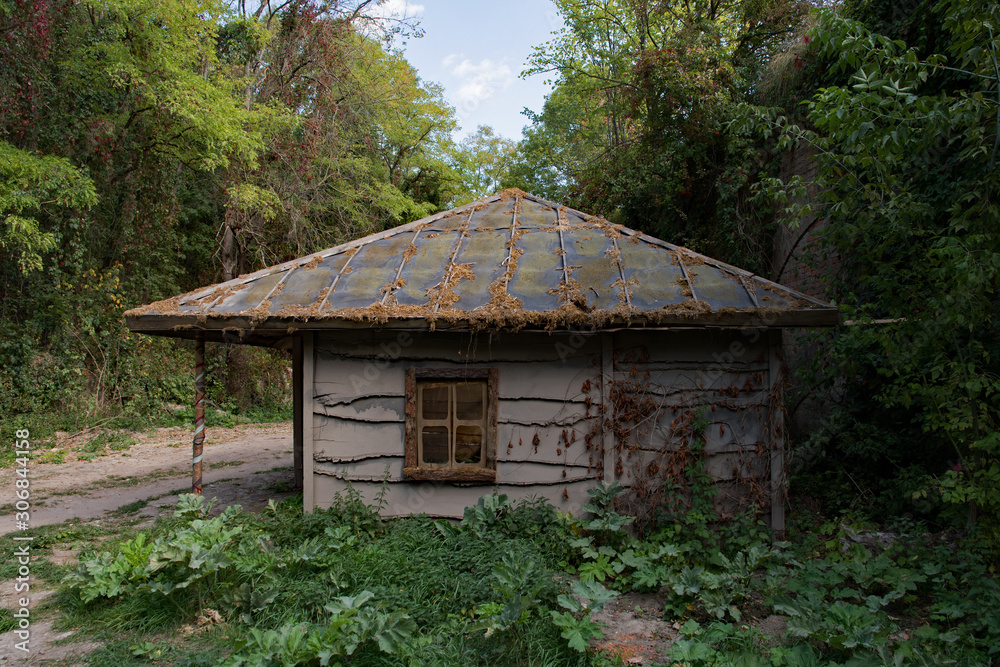 Alte Holzhütte an der Festung Tarakaniv im Oblast Riwne in der Ukraine Alte Holzhütte an der Festung Tarakaniv im Oblast Riwne in der Ukraine