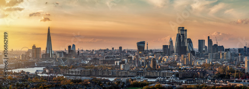 Weites Panorama der Stadtlandschaft von London, Großbritannien, während eines Sonnenunterganges im Herbst