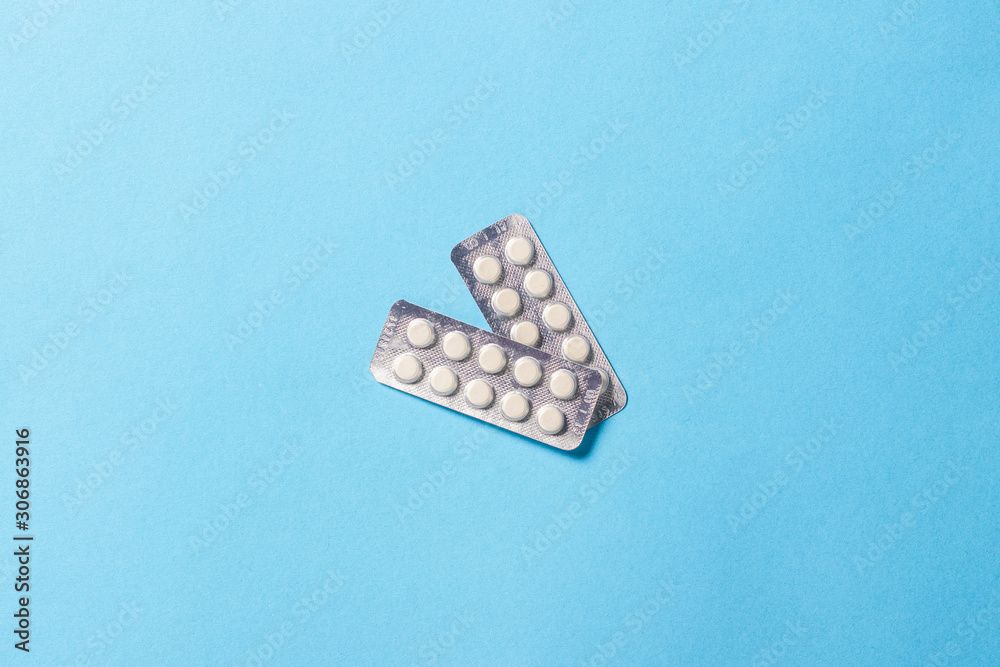 Two plates with pills on a blue background. Insomnia, a choice of drugs,  vitamins. Flat lay, top view foto de Stock | Adobe Stock
