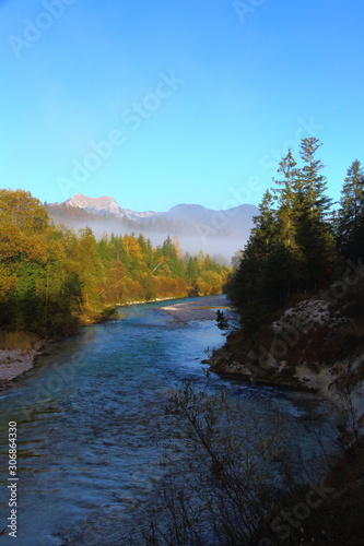Isar mit Estergebirge im Morgendunst