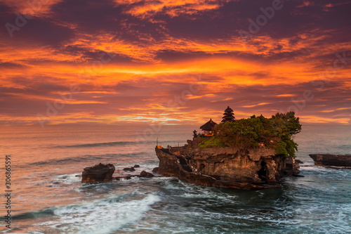 Photos Sunset view of Tanah Lot temple, Bali Island, Indonesia