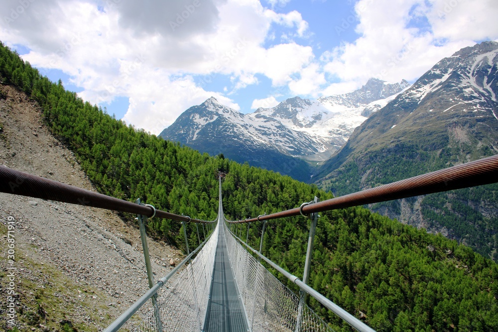 Hängebrücke im Gebirge