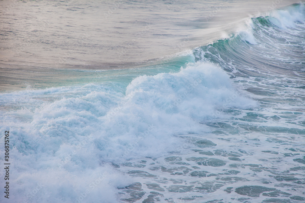 Obraz premium Ocean blue wave in ocean. Breaking wave for surfing in Bali.