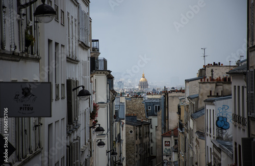Fototapeta Naklejka Na Ścianę i Meble -  view from narrow streets of paris