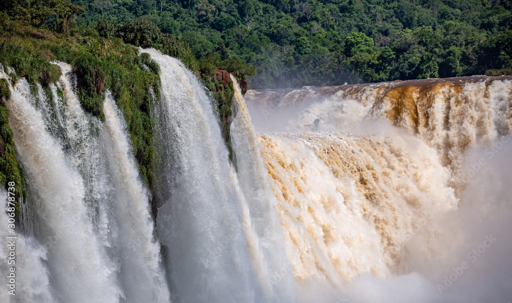 Φωτογραφία Close up view of powerful Iguazu Falls with white, grey and brown colored water