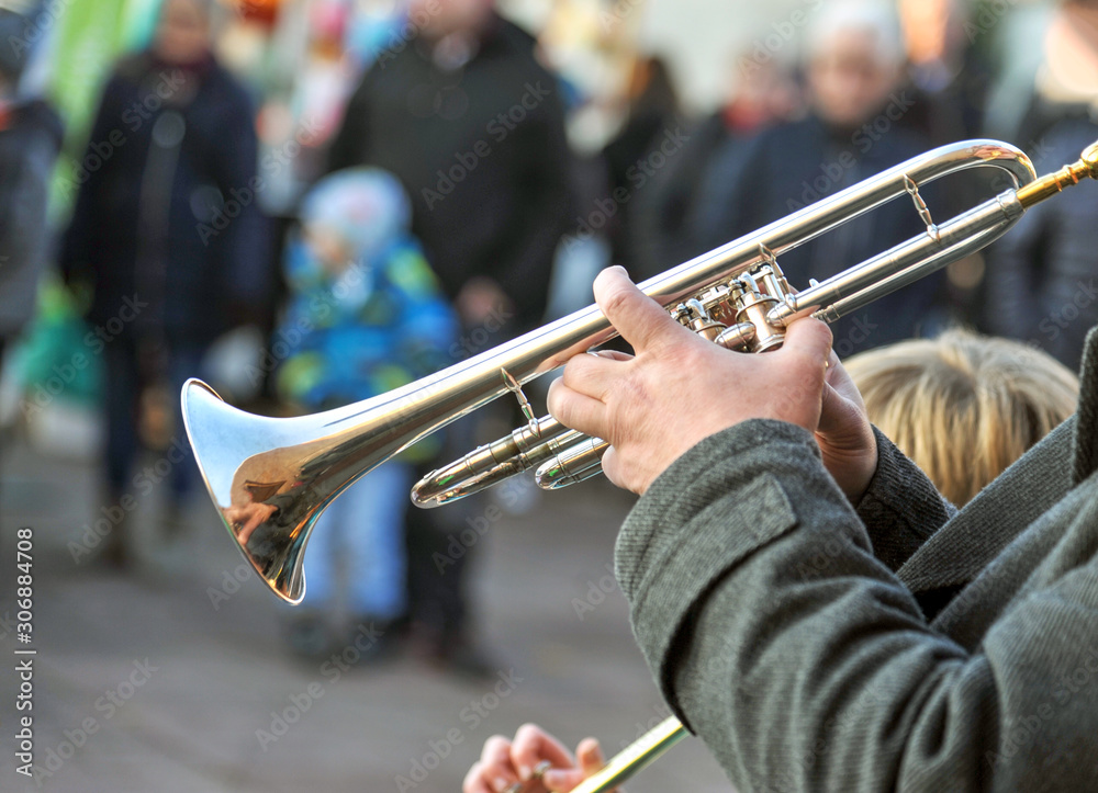 Fototapeta premium Blasmusik bei einer öffentlichen Veranstaltung - Nahaufnahme Musikant mit Posaune auf einem Fest, selektiver Fokus