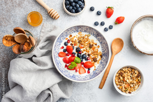 Foto Healthy breakfast bowl granola fruits and berries