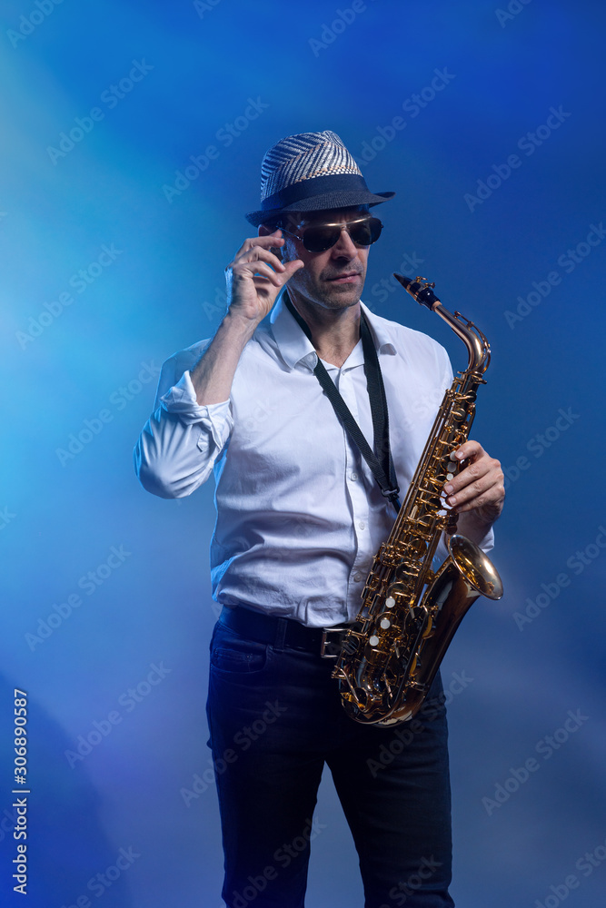 Naklejka premium Saxophonist im blauen Licht der Bühne