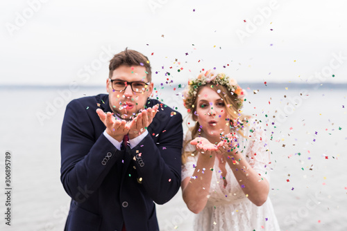 Glückliches Brautpaar mit Konfetti
