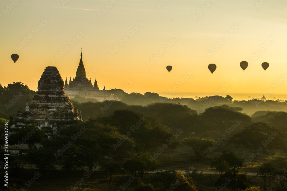 Globos sobrevolando los templos de Bagan en Myanmar