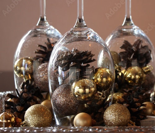 Gemütliche, moderne und stilvolle Weihnachtsdekoration bzw. Tischdekoration in Weingläsern